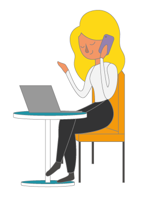 femme assis sur une chaise devant son ordinateur avec un téléphone à l'oreille