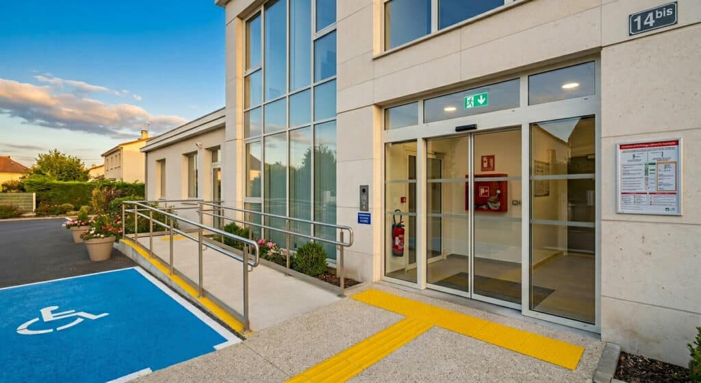 Façade ERP 5eme catégorie avec place PMR