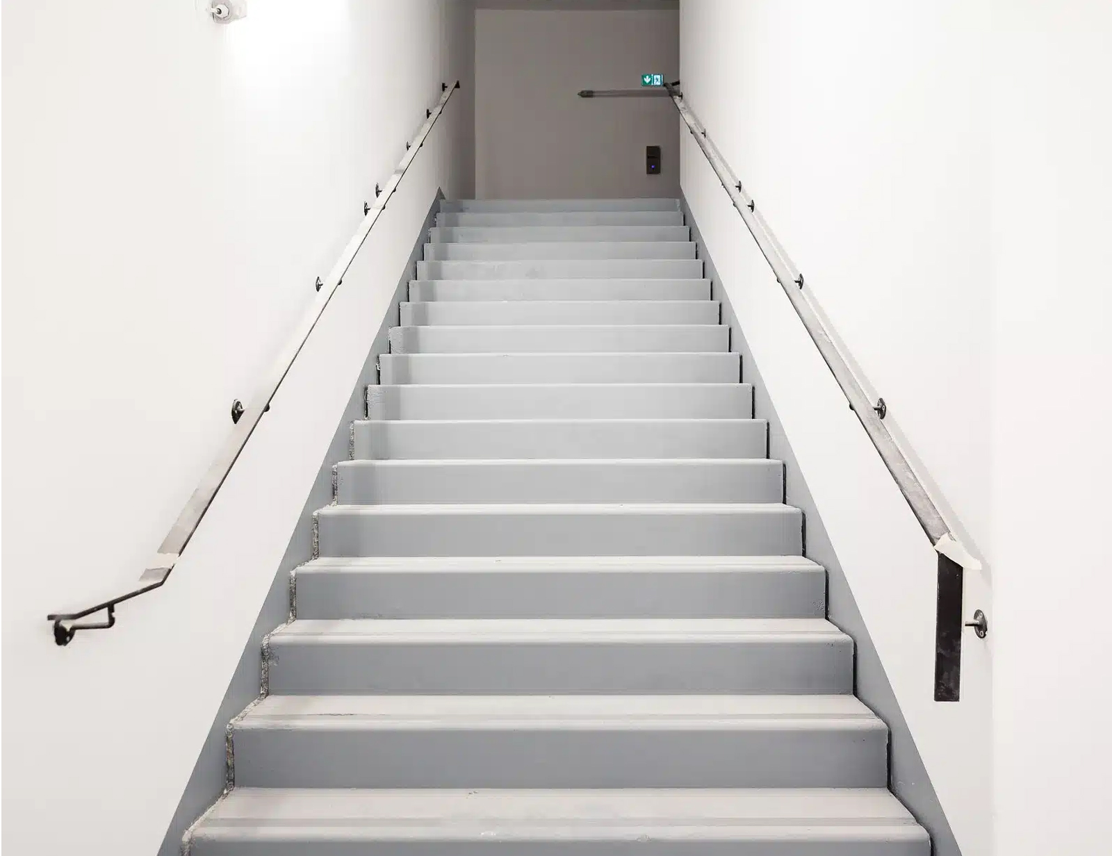 Normes escalier ERP, phot de face d'un escalier dans un ERP