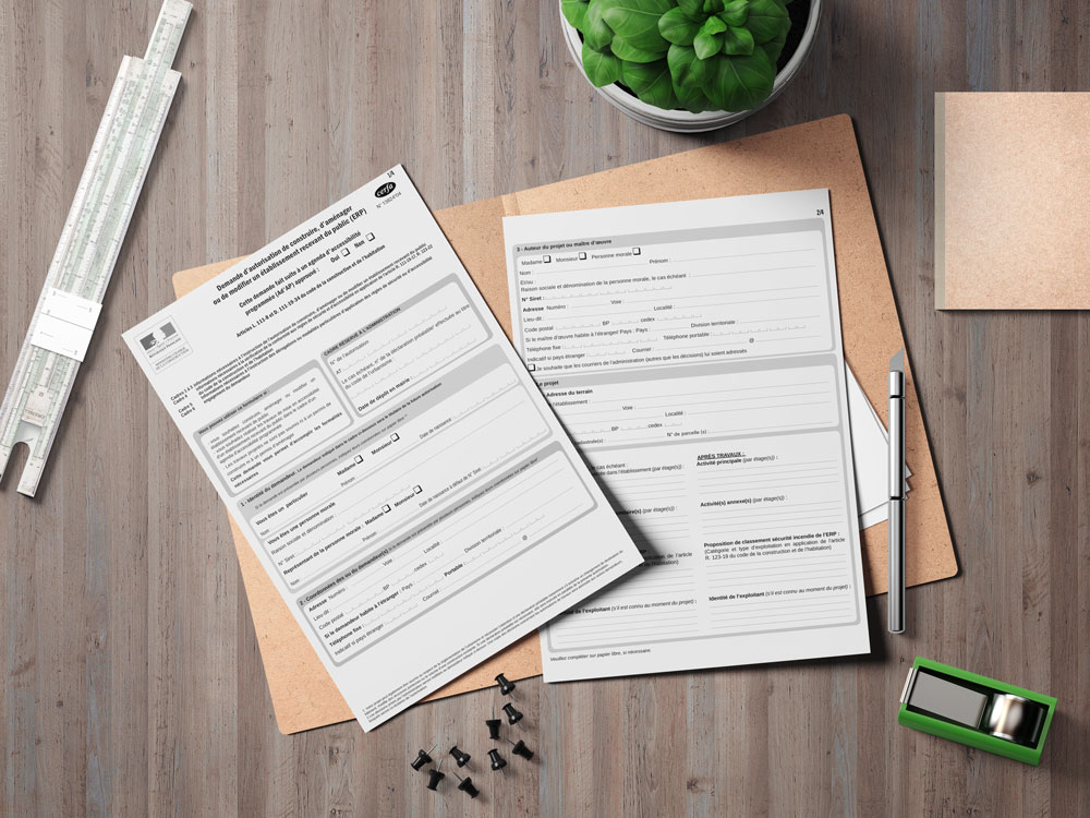 plan de table, vu de dessus avec un dossier contenant le formulaire cerfa 13824
