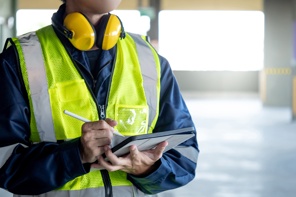 homme qui contrôle un bâtiment ERP avec une check List