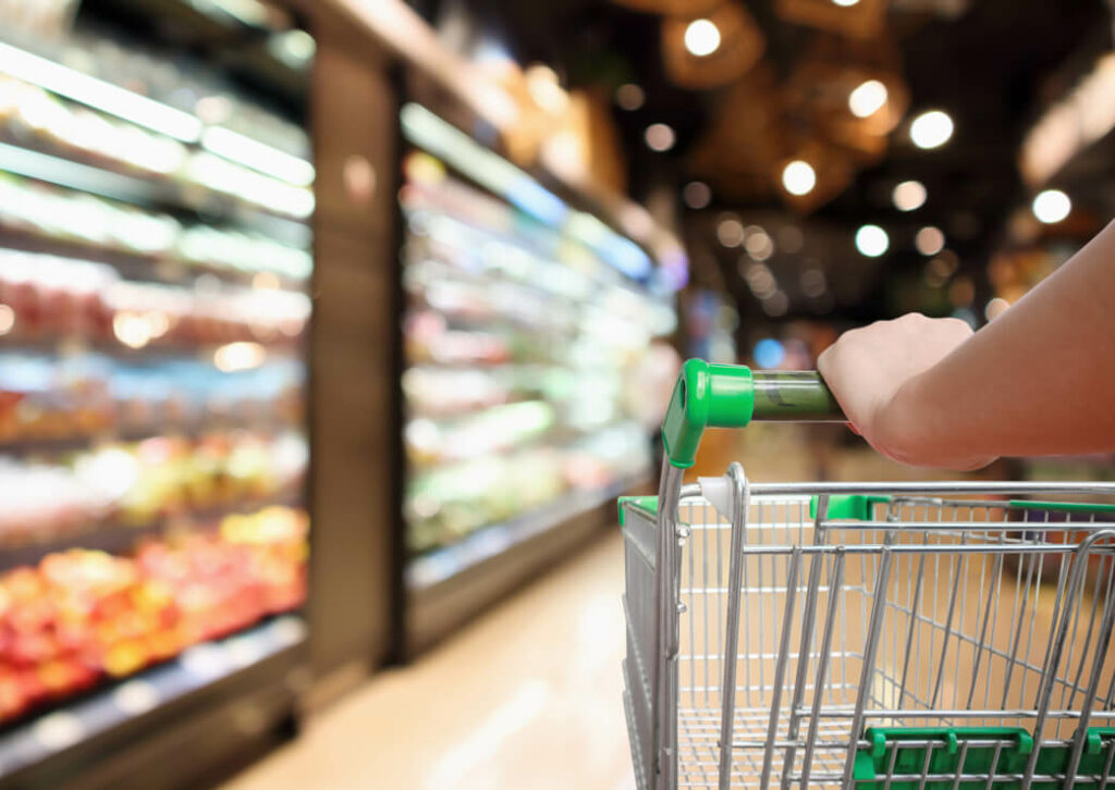 main poussant un caddie dans un ERP de 4eme catégorie