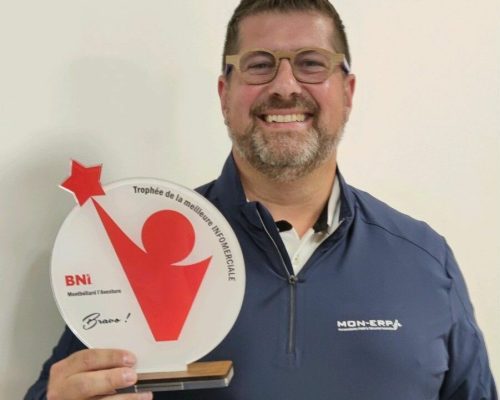 Homme tenant un trophée